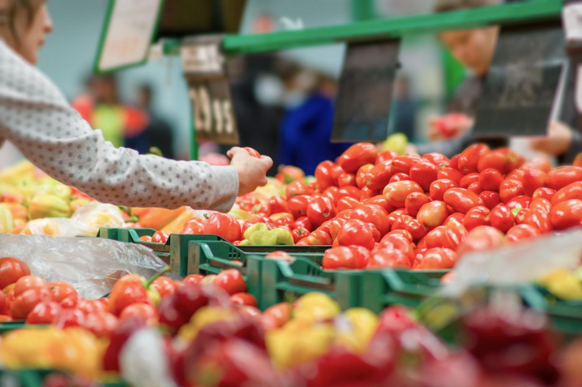 Gemüseabteilung im Supermarkt