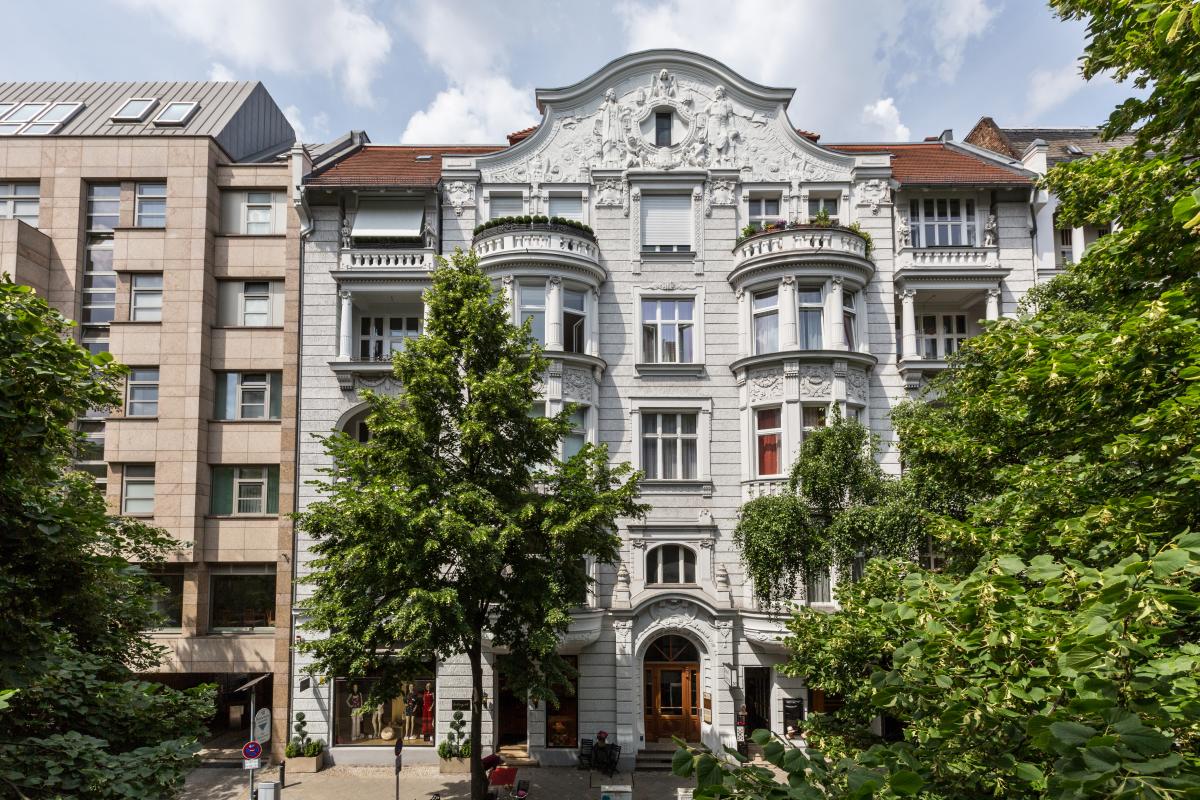 Welche Strategie steckt hier dahinter? Mietshaus in der Bleibtreustraße in Berlin