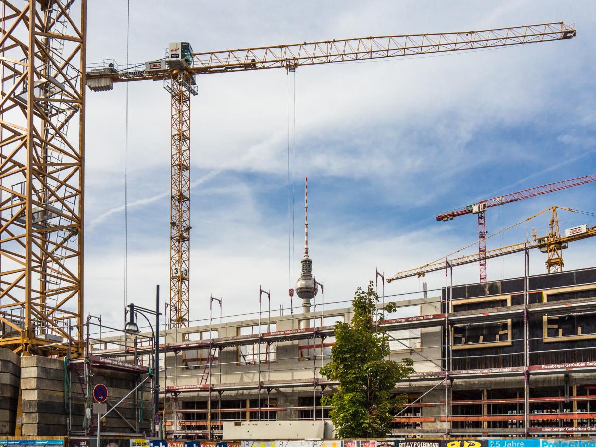 Gebaut wird in Berlin viel. Aber nicht nur für den Wohnungsbau reichen die Kapazitäten nicht, vor allem Fachkräfte sind knapp