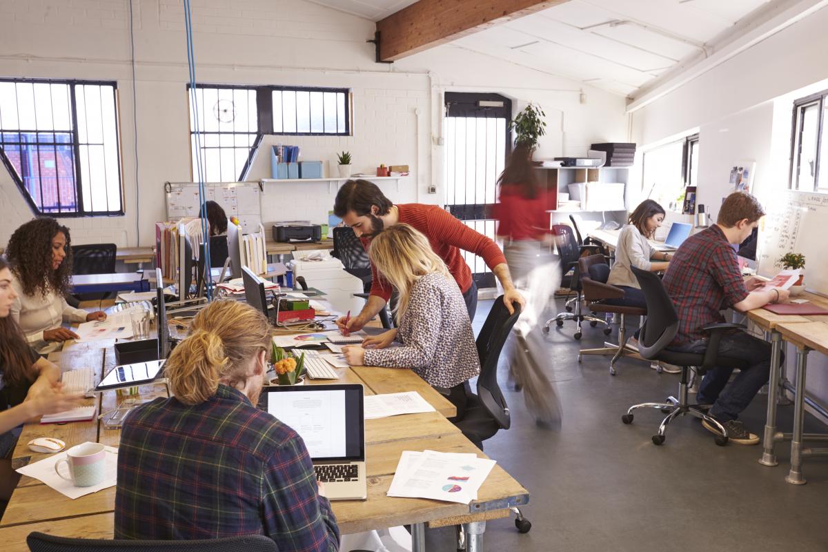 In diesem Coworking Space arbeiten noch verschiedene Freiberufler unter einem Dach. Heute mieten oft etablierte Unternehmen kurzfristig "Flexible Workspaces"