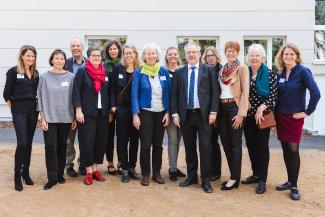 Fachtag BAG 19.09.2019, Dr. Martin Schölkopf (Mitte), umrahmt von den Ansprechpartnerinnen und Ansprechpartnern von Fach- und Koordinationsstellen aus verschiedenen Bundesländern (Organisatoren der Fachtagung); Foto: Konstantin Börner 